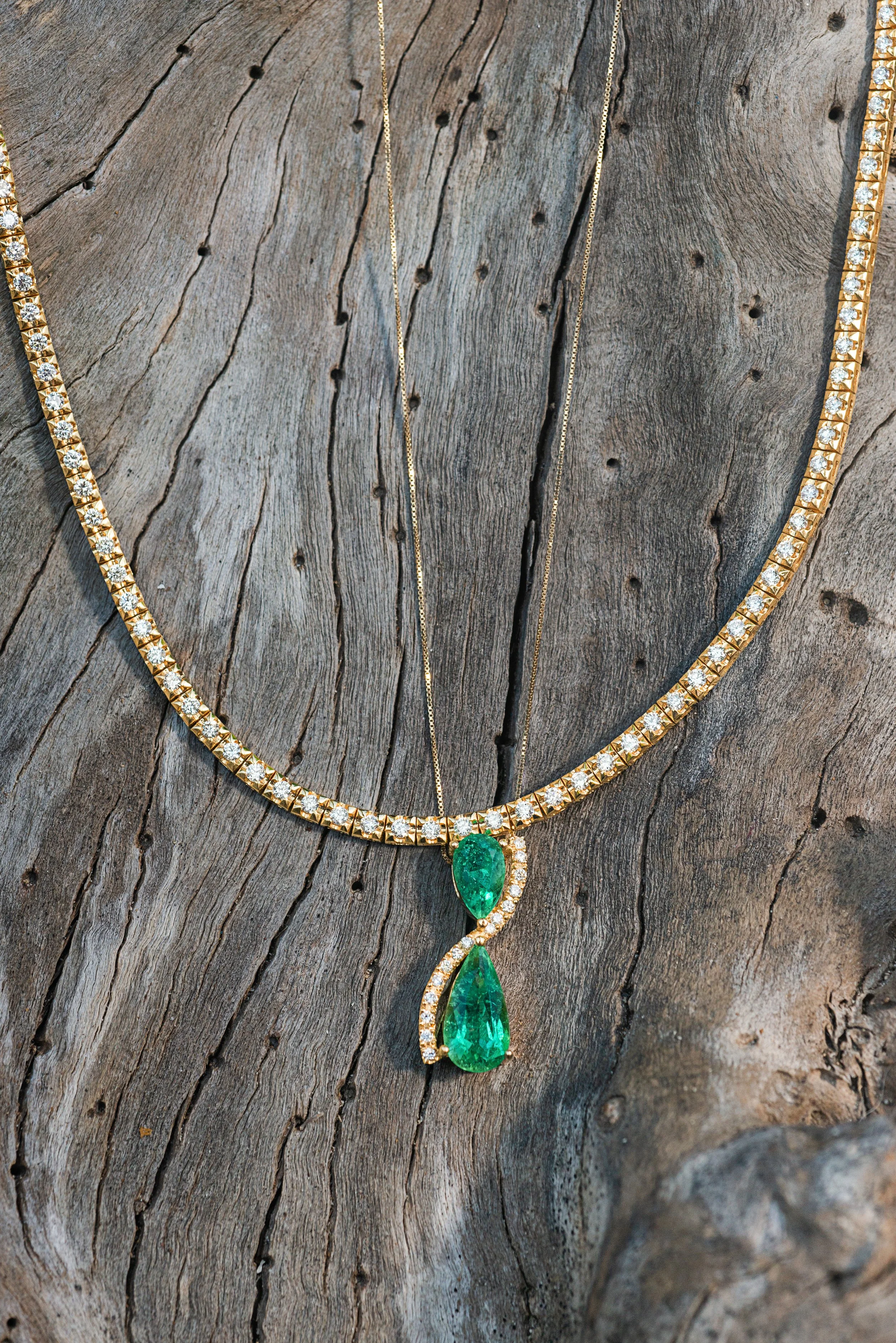 Collar de oro con diamantes y colgante de esmeraldas en forma de lágrima