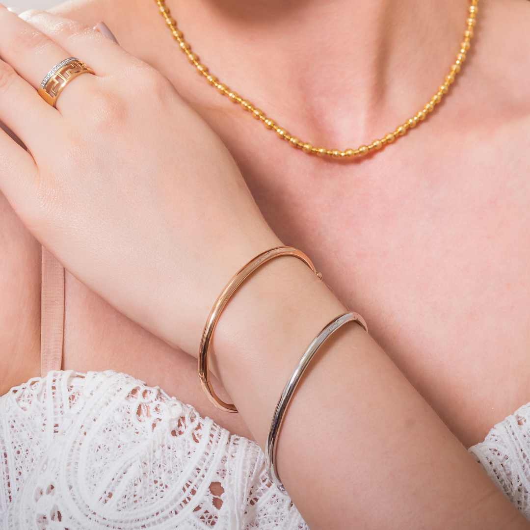 Pulseras y collar de oro Dioro en un look delicado y femenino.