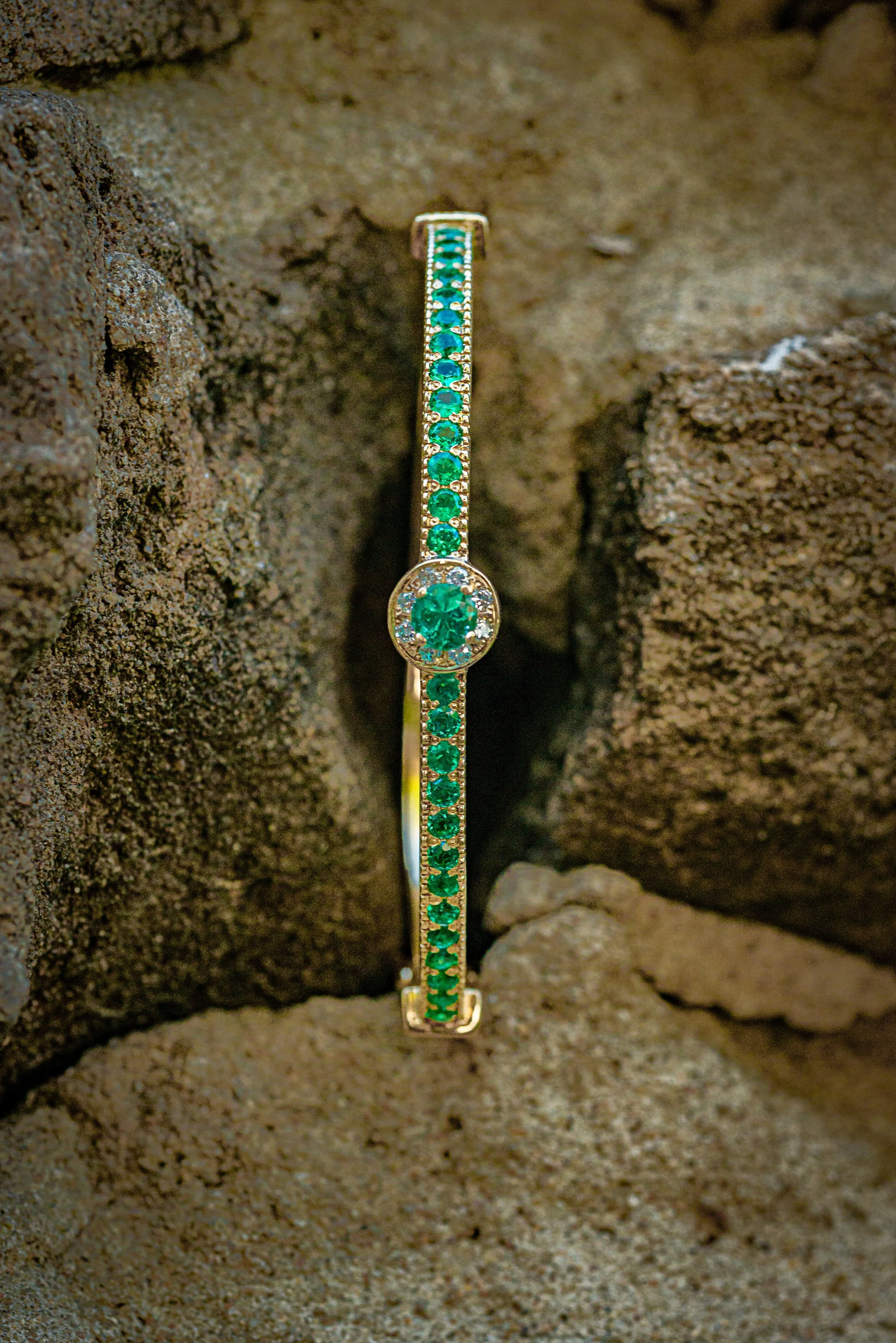 Pulsera de oro con esmeraldas