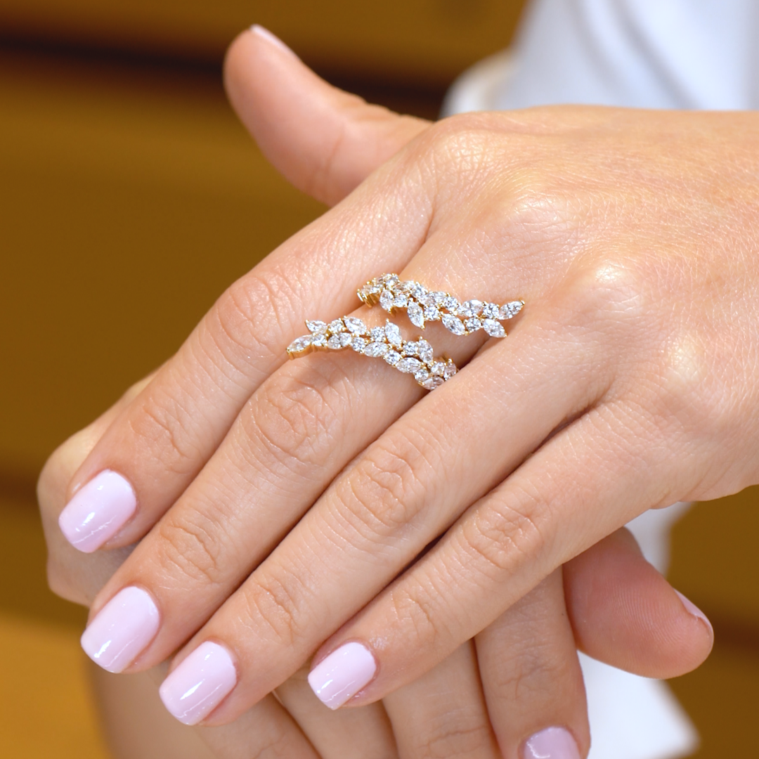  anillo en forma de serpiente con piedras brillantes,