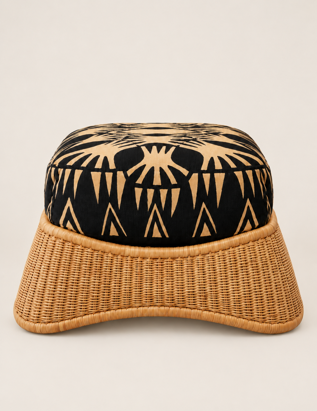 Pouf en rotin au motif tribal.png
