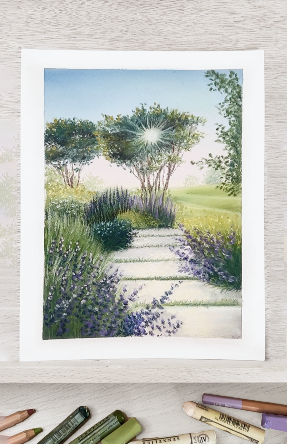 Une peinture représentant un chemin entouré de lavande, avec des arbres en arrière-plan et un ciel ensoleillé.