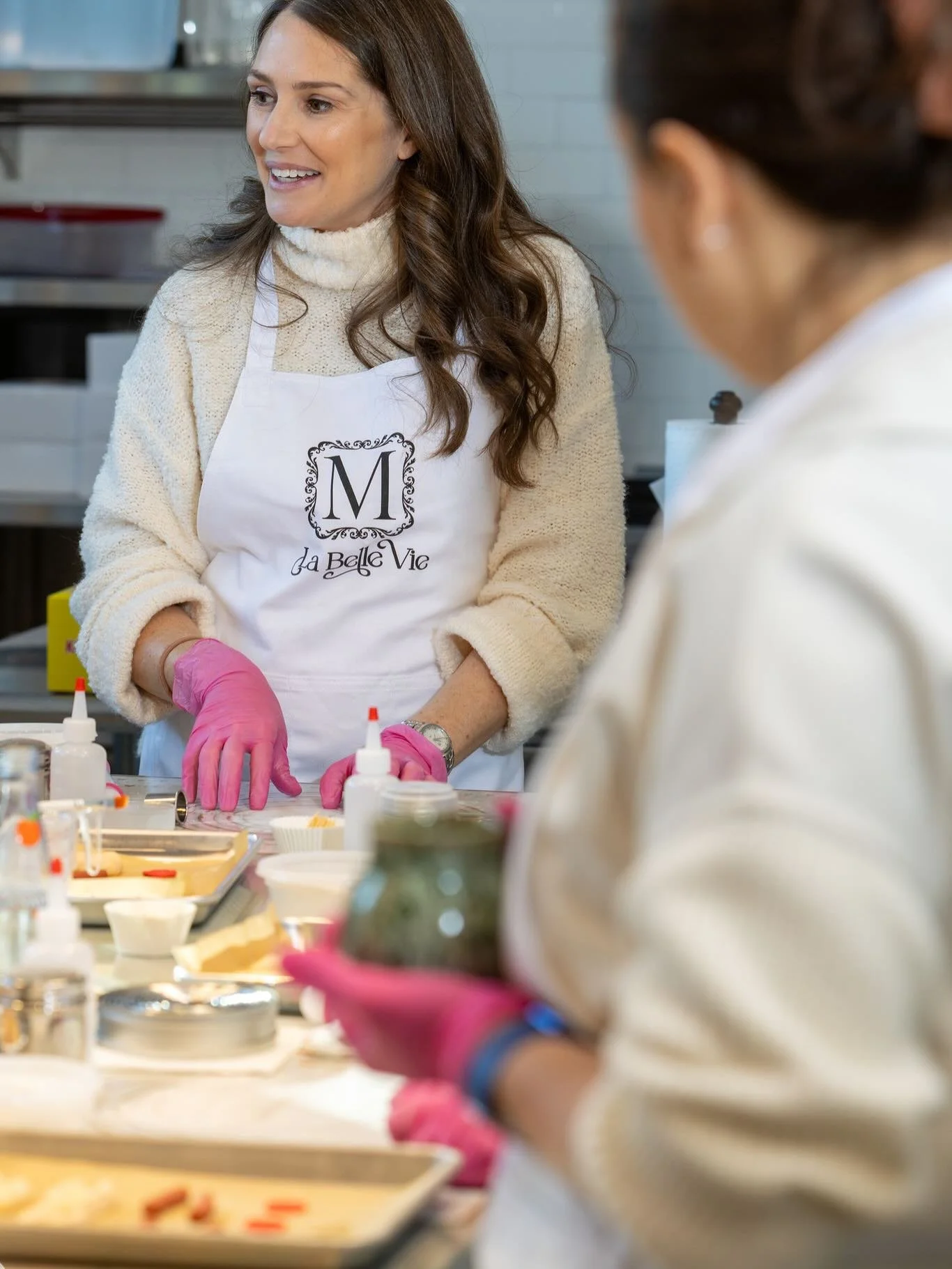 This past weekend, La Belle Vie was filled with focus, laughter, and the sweetest kind of artistry.

We welcomed Charleston based cake artist @juliemcallistercakes for a hyper realistic cake class where guests learned how to transform cake into aston