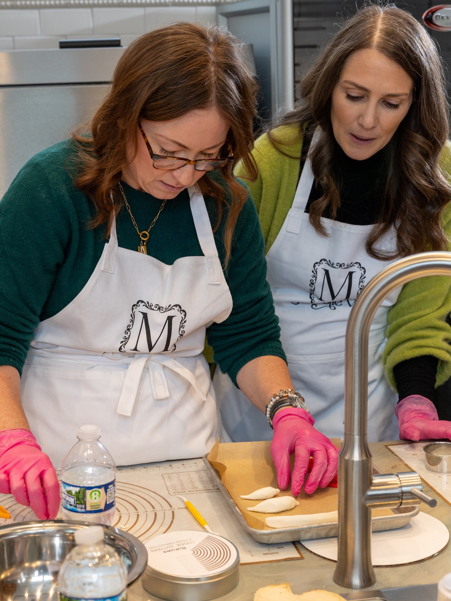 Throughout the year, La Belle Vie welcomes guests to the Mansion for a collection of seasonal workshops inspired by the art of living well. From baking bread and decorating cakes to gathering for an afternoon of Mahjong or discovering a new tradition