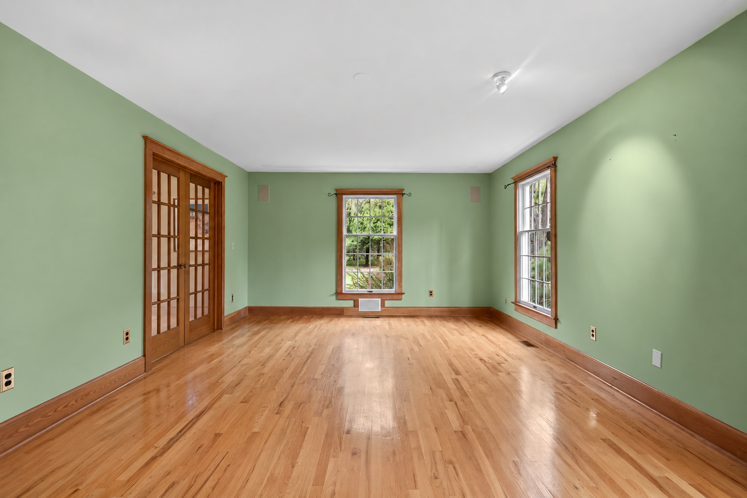 6 Prairie Lane Green Room 2 Empty.png