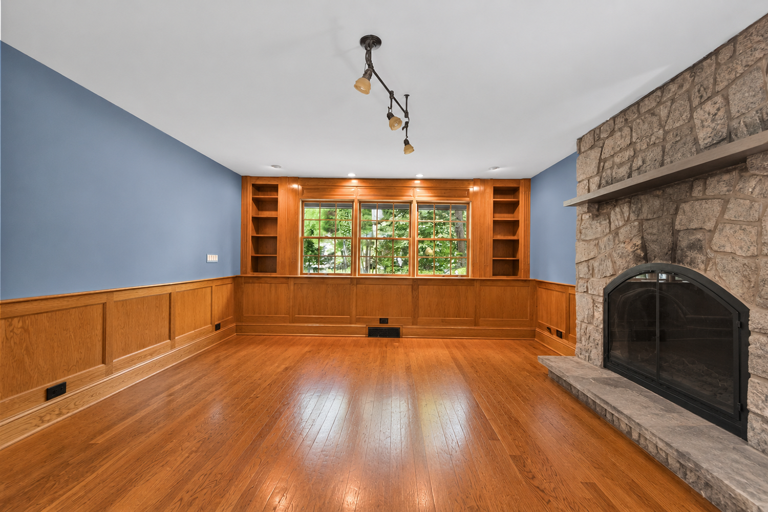 6 Prairie Lane Sitting Room 2 Empty.png