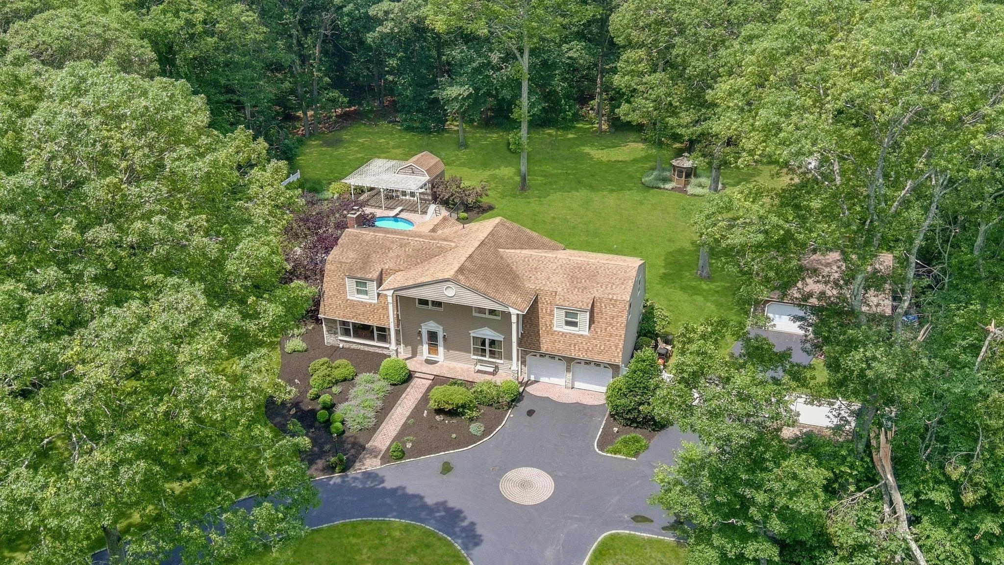 15 Stillwood Rd, Brookhaven Hamlet, NY  11719