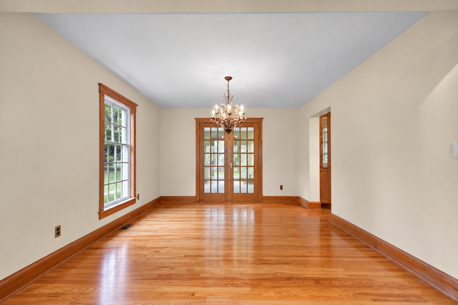 6 Prairie Lane Dining Room 2 Empty.png