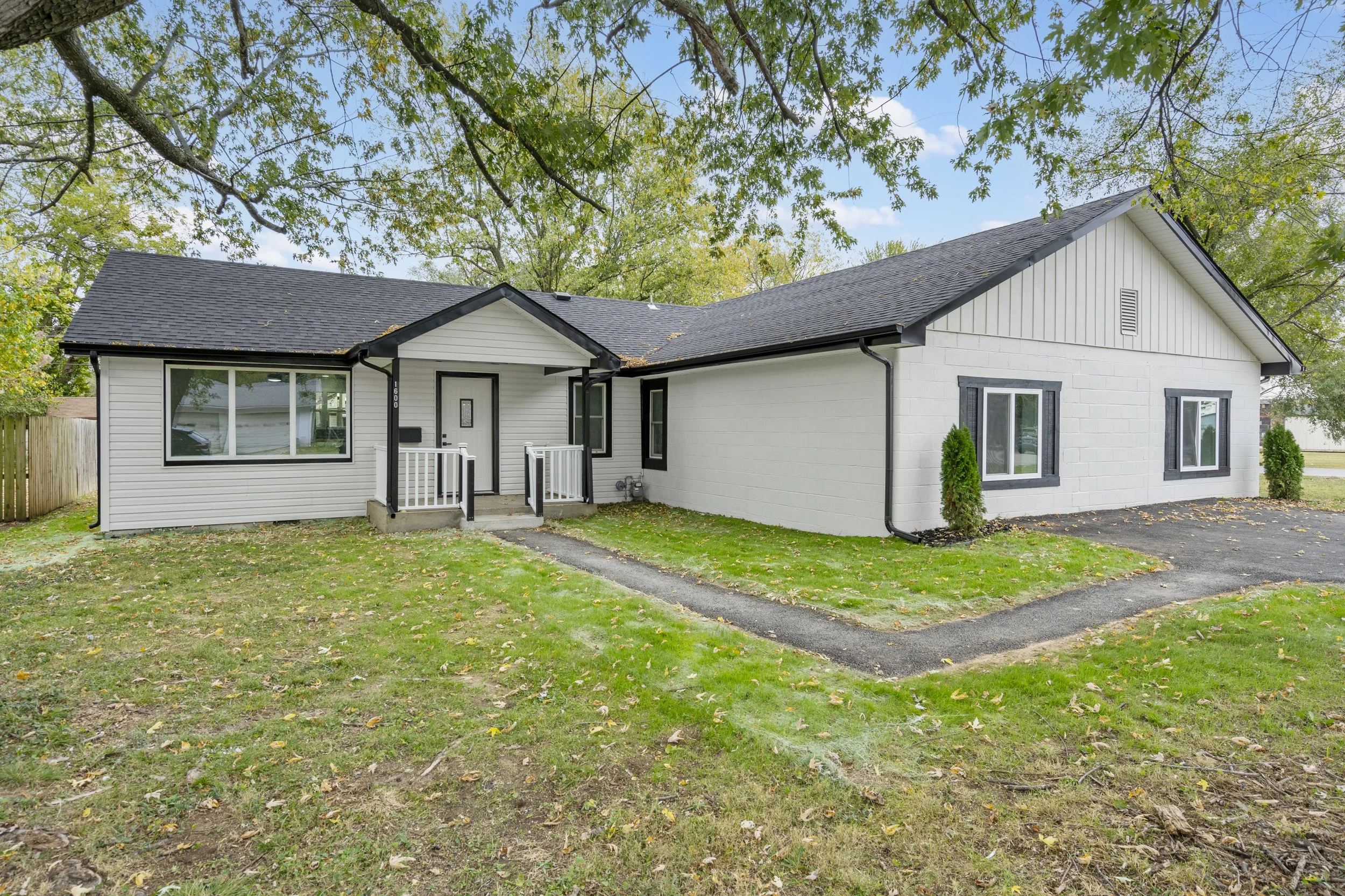 Oranssi carpenter using bench saw