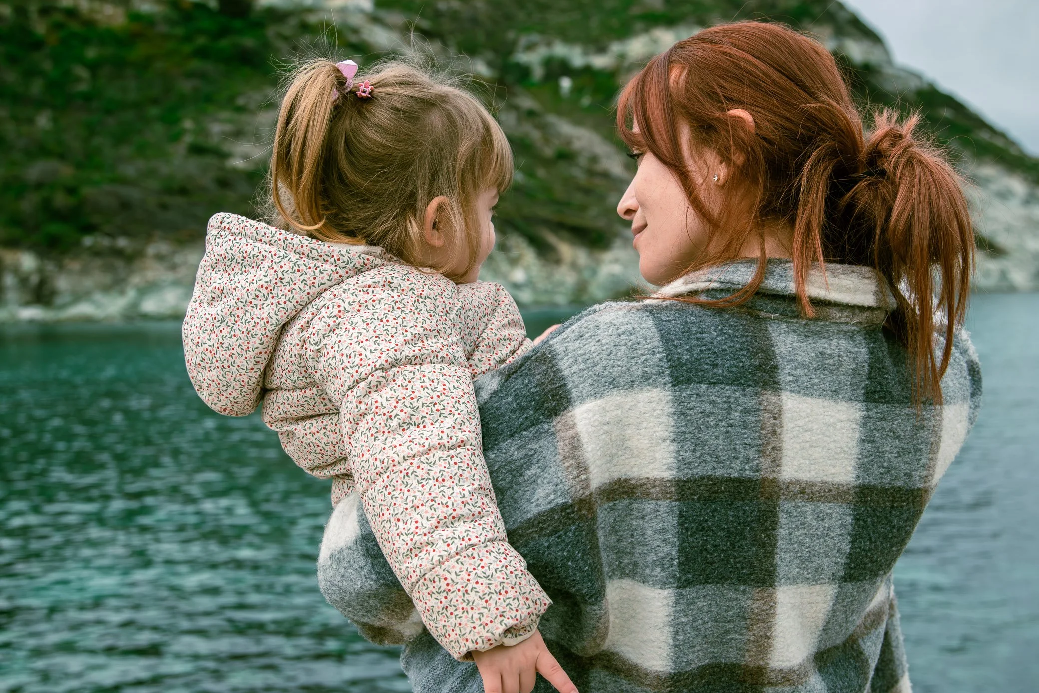 Un instant entre m&egrave;re et fille. 
Lumi&egrave;re naturelle, &eacute;motions vraies.🩵

#PhotographieProfessionnelle #PortraitDeFamille #MotherAndChild #lifestylephotography