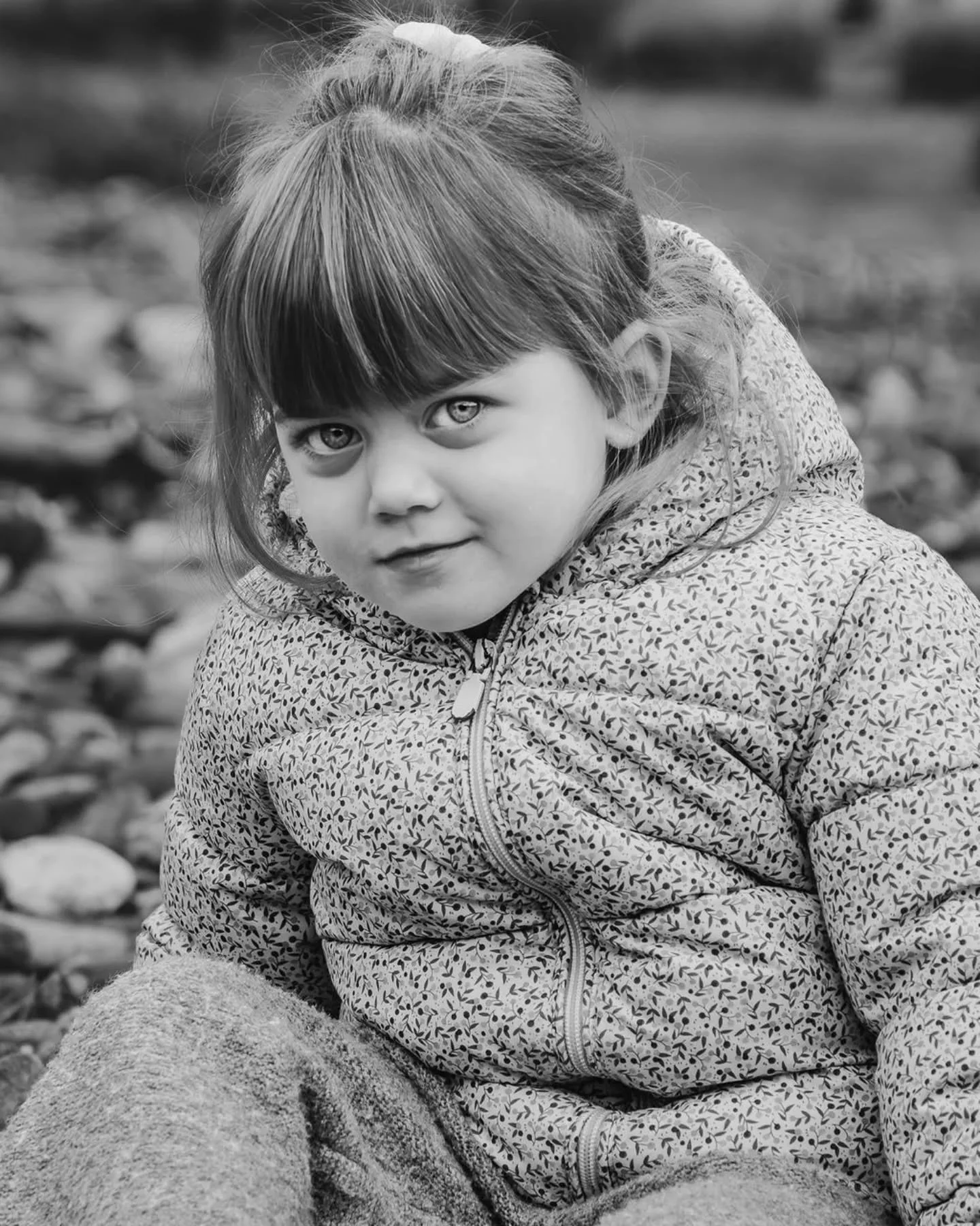 La fragilit&eacute; et la force d'un regard, captur&eacute;es en noir et blanc.🖤

#PortraitDenfance#PhotographieArtistique#NoirEtBlanc
#portraitnaturel#SouvenirsDenfance