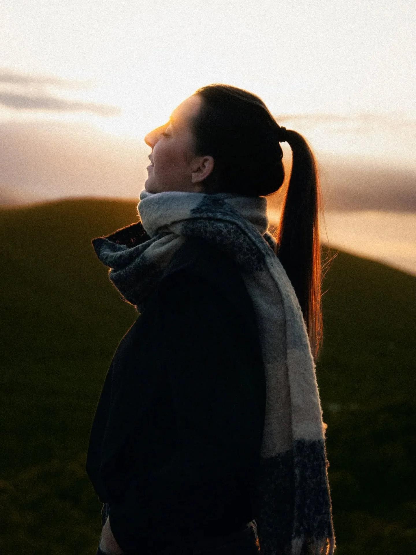 Le soleil trace le portrait.
Le grain en garde la m&eacute;moire. 🤍

#argentique#grainisgood#contrejour#goldenhourportrait #fineartportraits