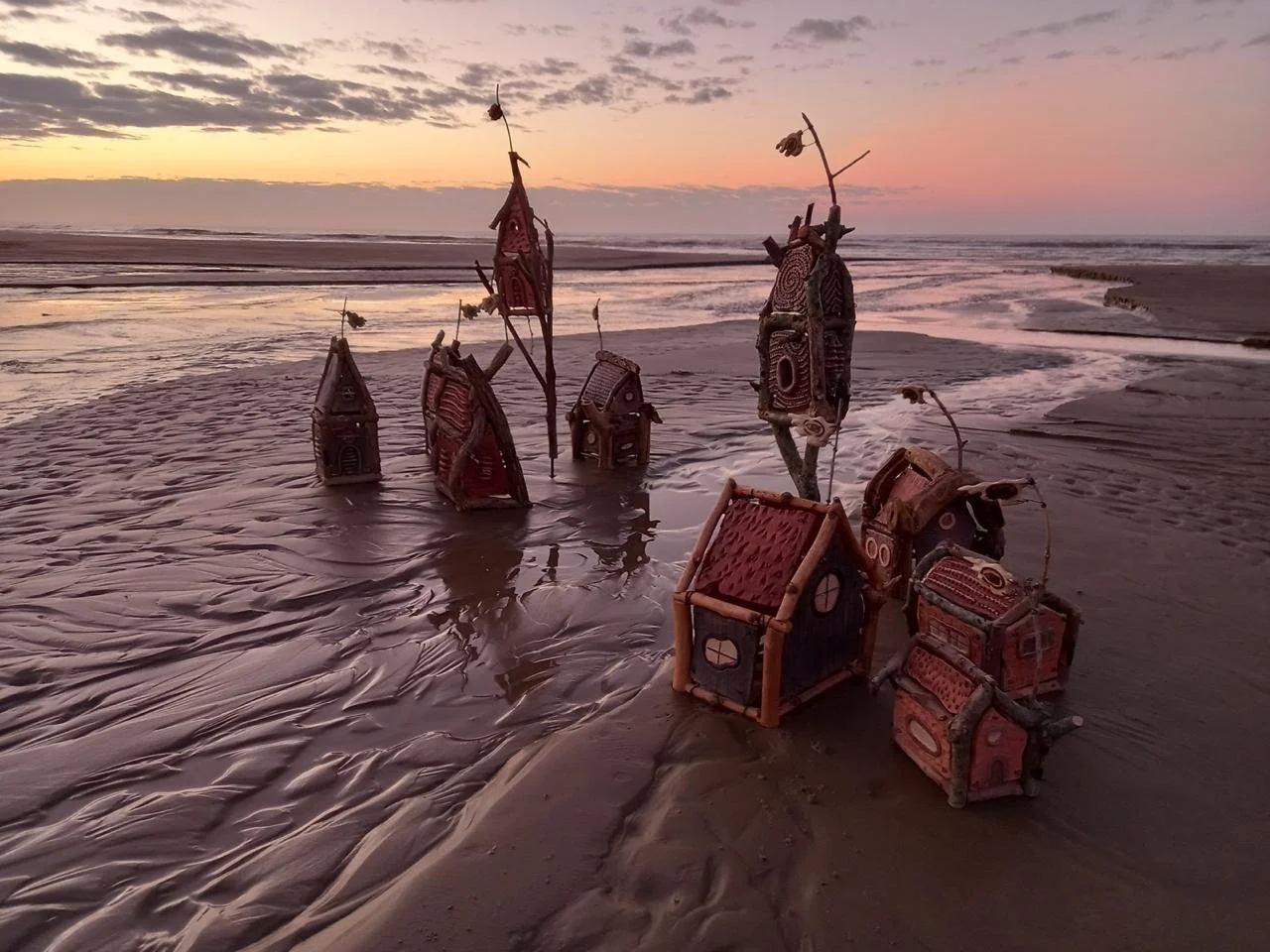 esculturas de ceramica rogerio pessoa com palafitas