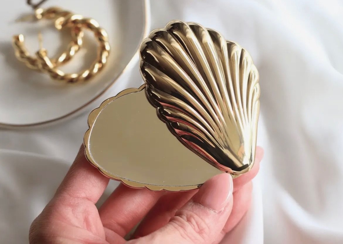 Every mermaid girl needs a shell mirror in their beach bag! 🧜🏻&zwj;♀️✨
Available now at studio 171