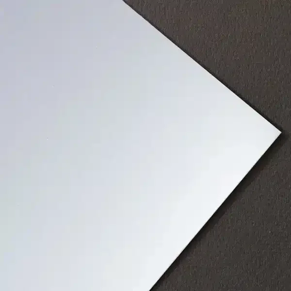 Et hvitt ark plassert på en mørk overflate.