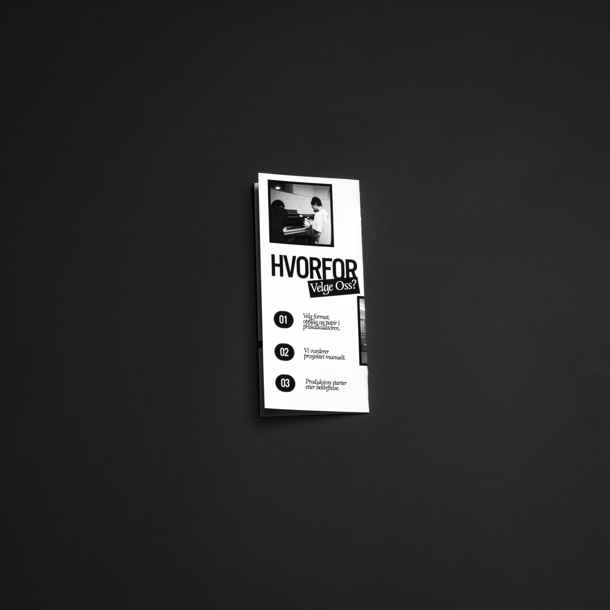 En svart-hvitt plakat med teksten 'HVORFOR Velge Oss?' og en liste med tre punkter, samt et bilde av to personer ved et piano.