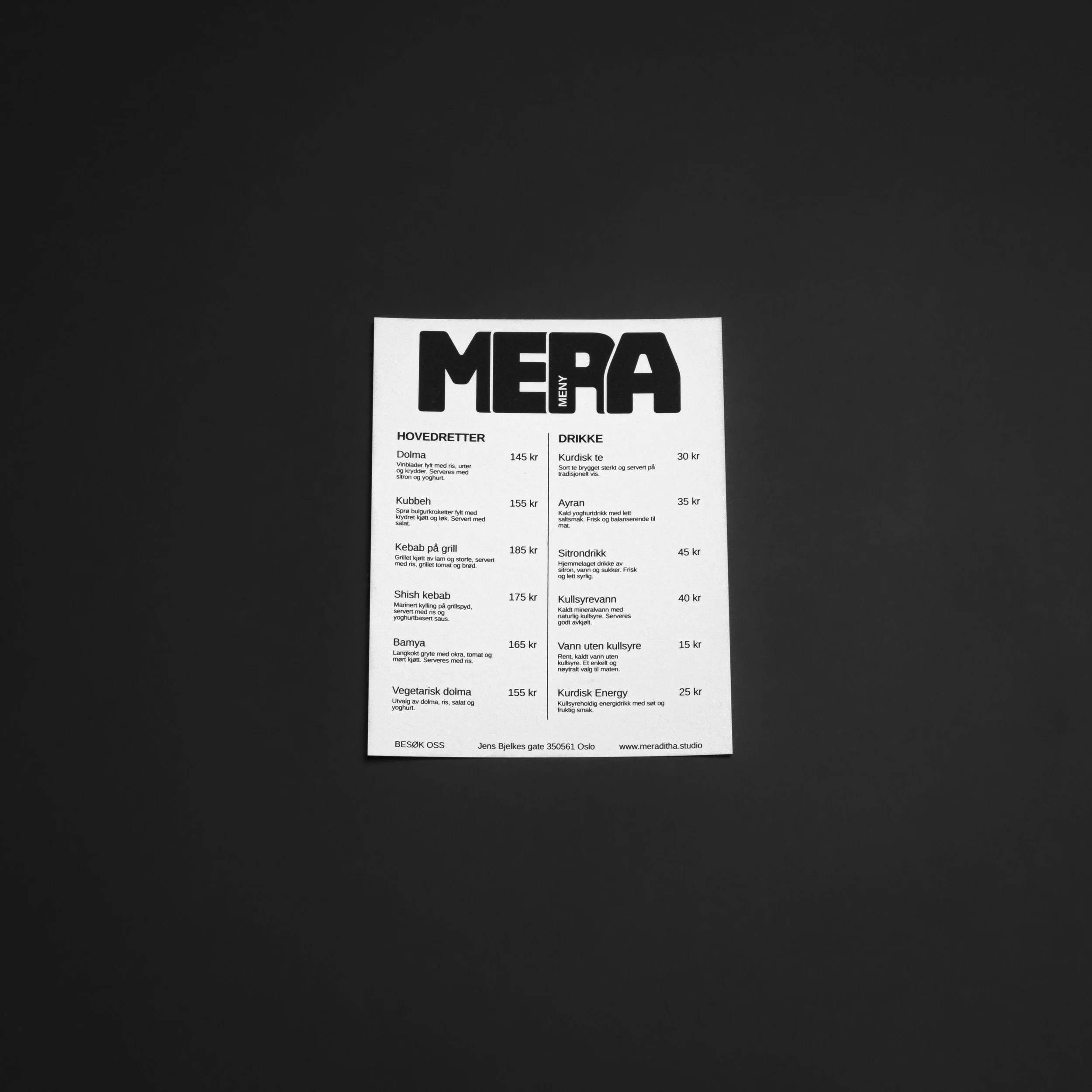 En meny med mat og drikkevarer, skrevet på norsk, på en hvit bakgrunn.