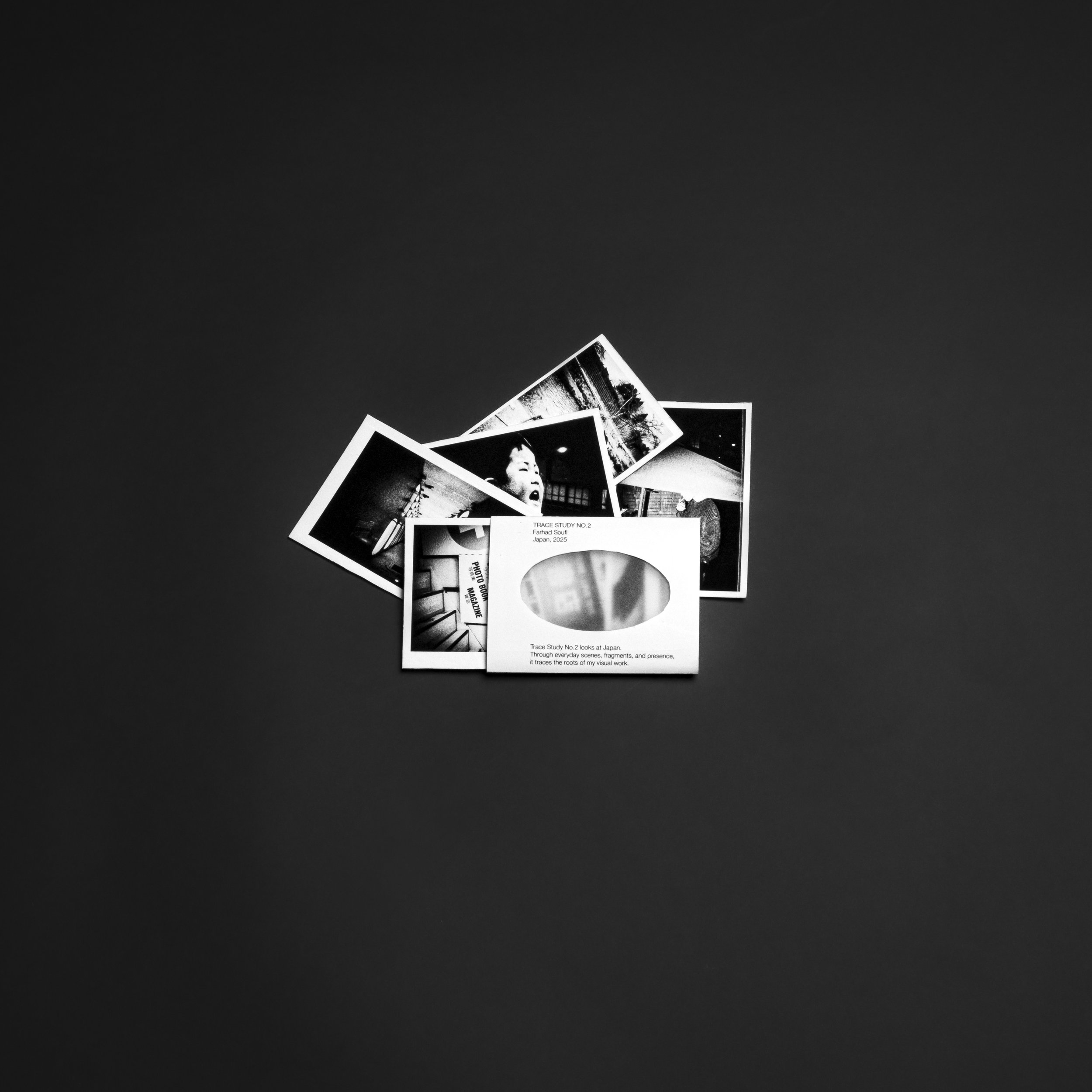 Seks fotografier og et kort ligger på en svart overflate, noen av bildene viser personer og landskap, og et av kortene har tekst.