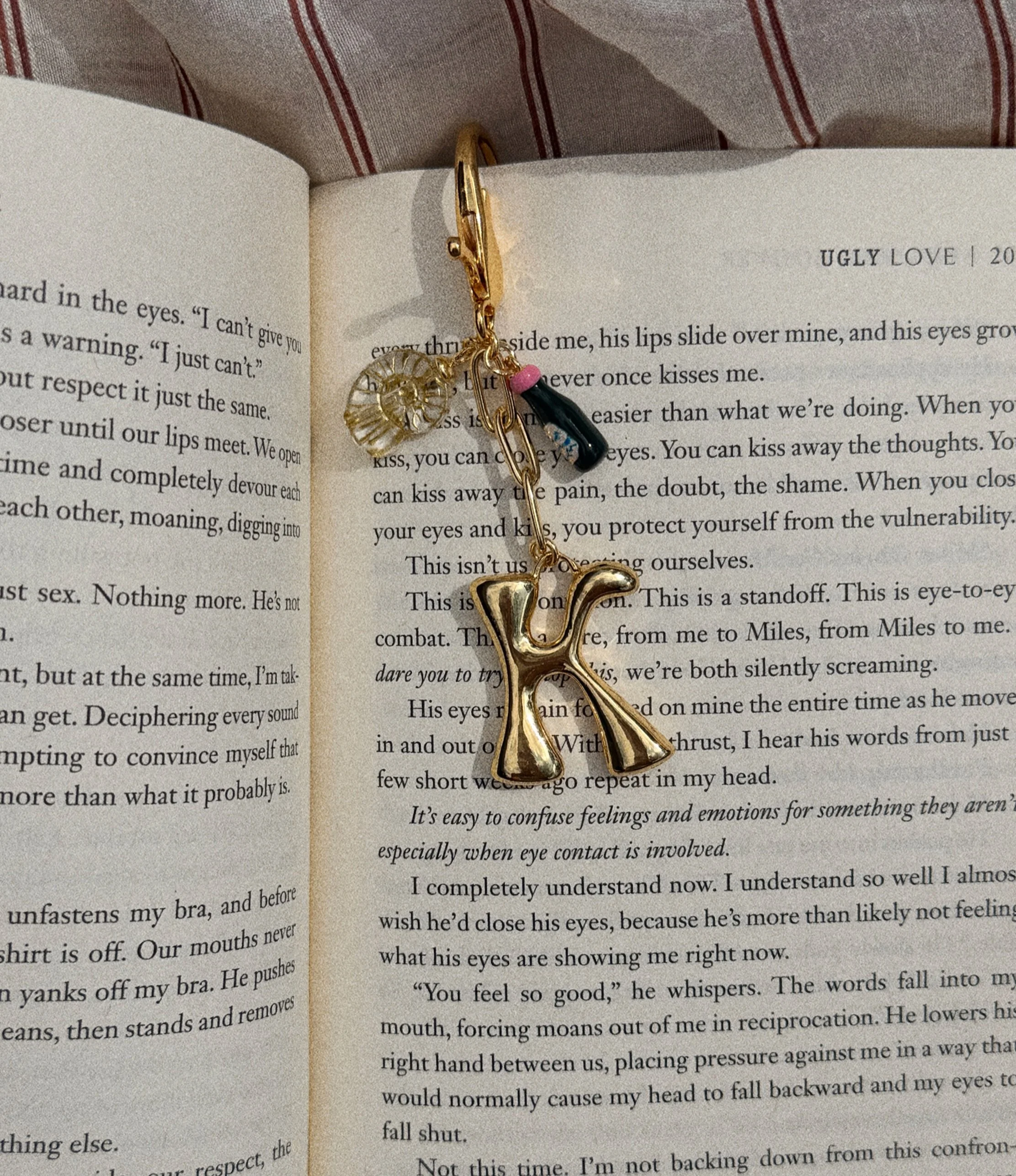 current chapter: accessorizing everything 📖

#beachbagessentials #summerreading #coastalstyle #everydaydetails #charmer