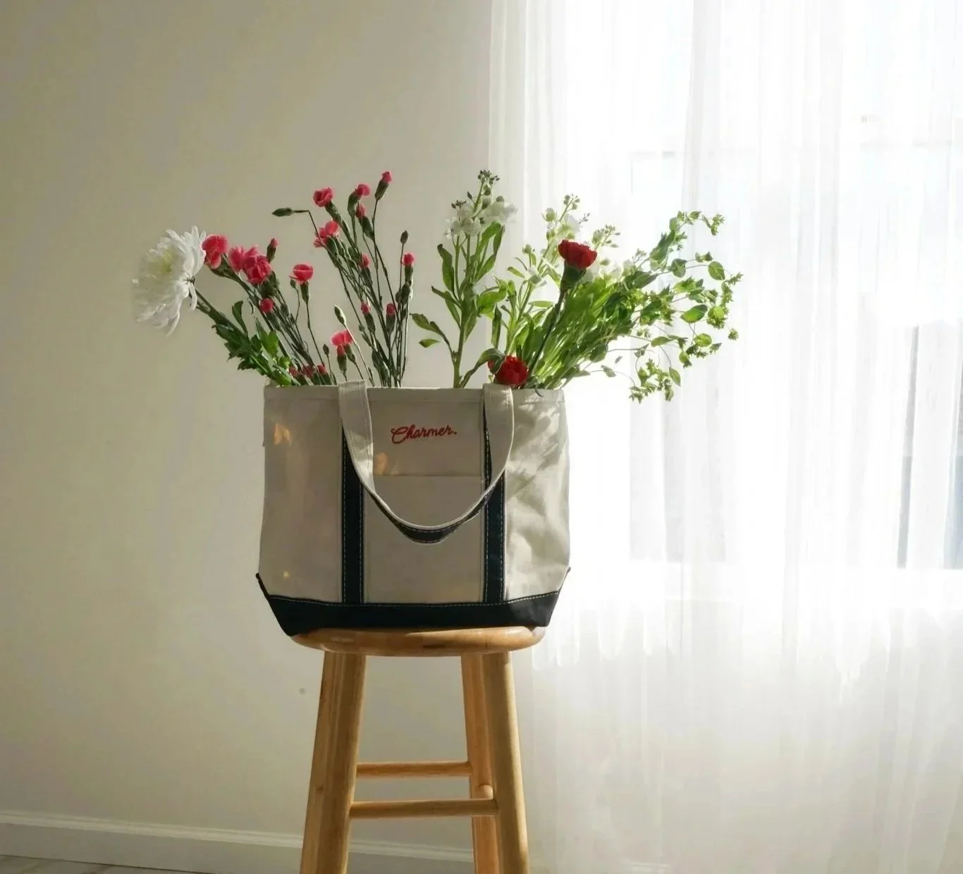 Structure tote bag with embroidery