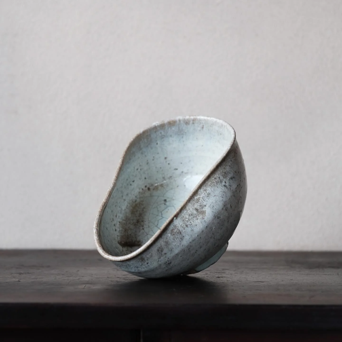 &mdash;
Artwork: Kogarasu teabowl, Madara Karatsu
Category: Pottery 
Source: @___serpentrhythm___