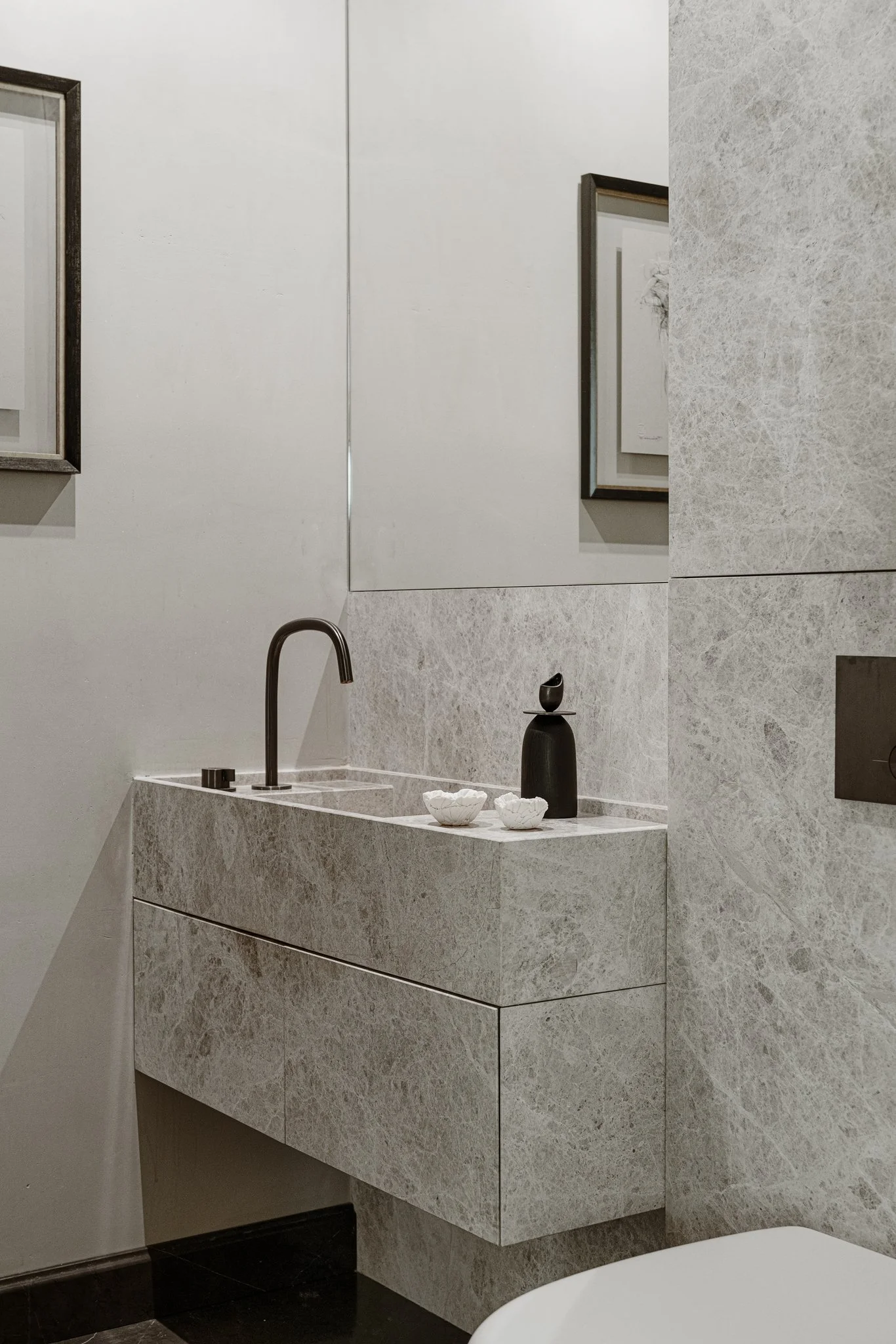 Interior design and curated art by Ines Lulkowska. Cocoon taps by Piet Boon. Integrated marble sink.