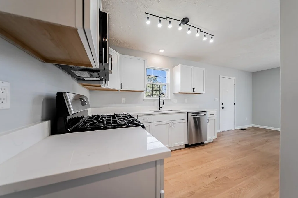 2394 E 39th St - 16.jpg