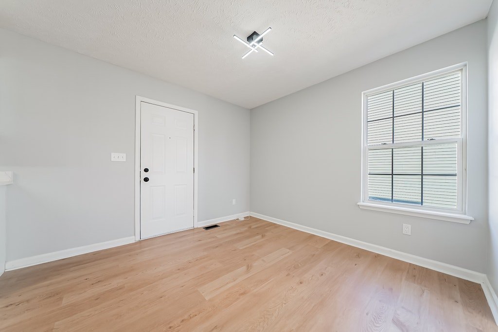 2394 E 39th St - 13.jpg