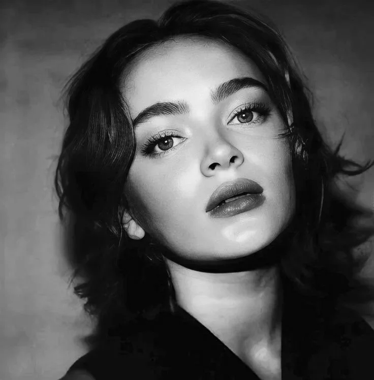 Review: Sadie Sink Shines in Robert Icke’s Romeo &amp; Juliet