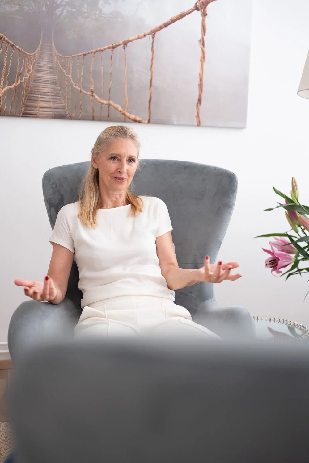 Psychotherapeutin und Coach Alessandra Haydn in Ihrer Praxis in Wien und Bisamberg