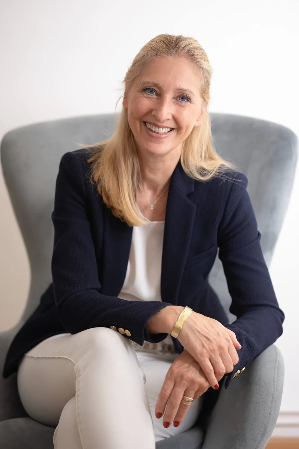 Portrait von Coach und Psychotherapeutin Alessandra Haydn in Ihrer Praxis in Wien und Bisamberg