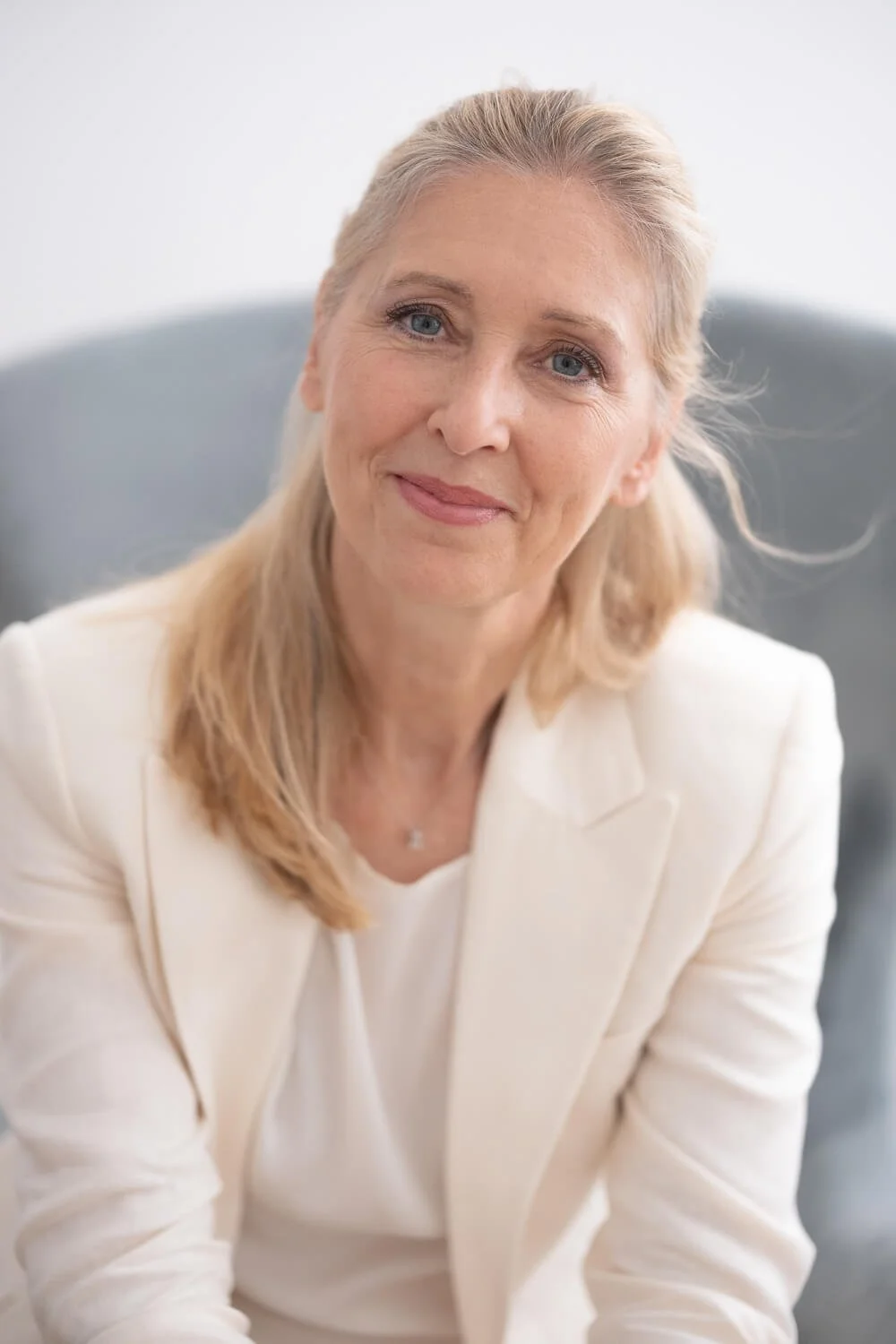 Portrait von Psychotherapeutin und Coach Alessandra Haydn in Ihrer Praxis in Wien und Bisamberg