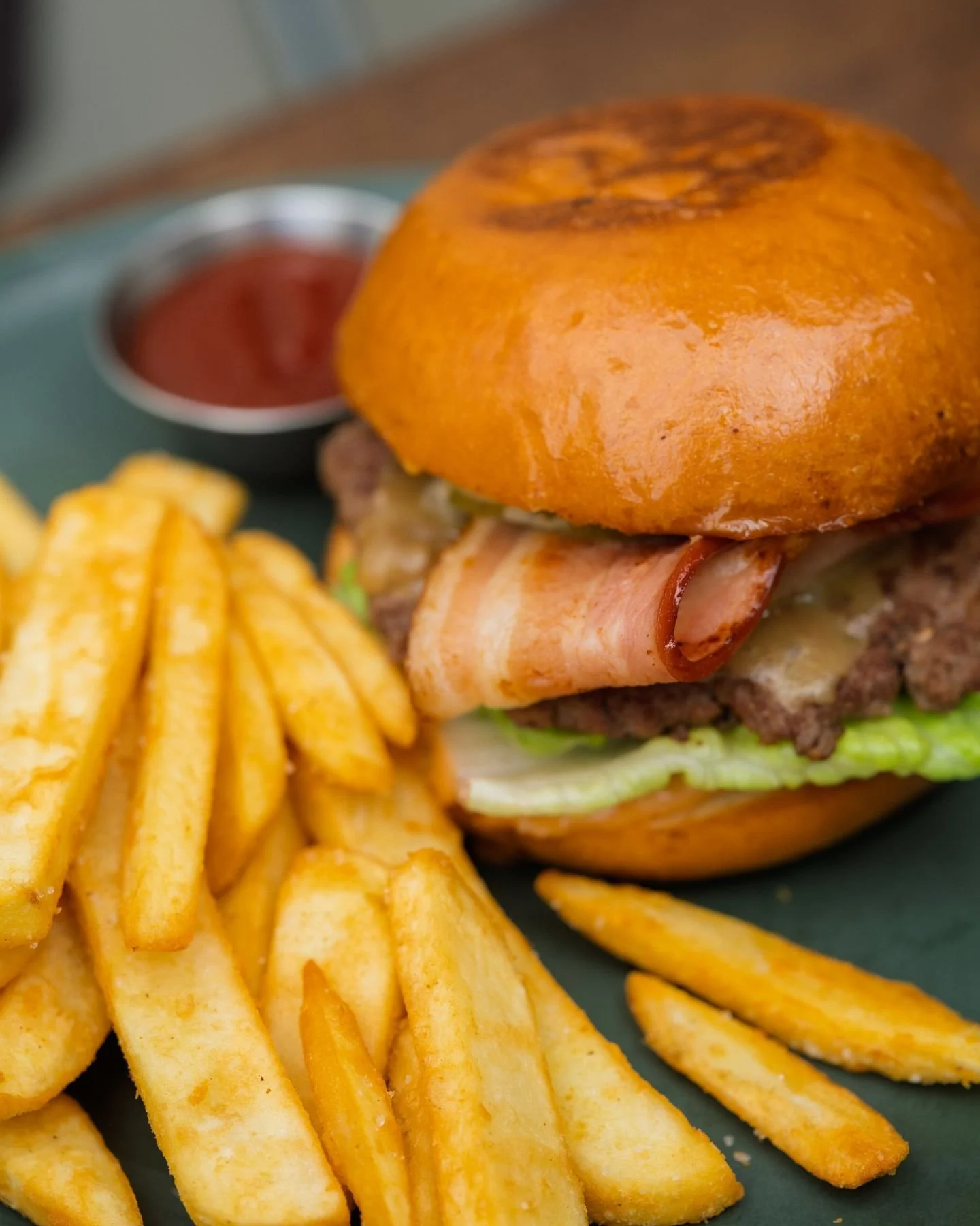Sunday was made for burgers. 🍔

Our burger is stacked, juicy, and exactly what your weekend deserves.

See you at Treble 💚

#TrebleFairfield #SundayBurger #FairfieldEats #MelbourneBrunch #BurgerDay