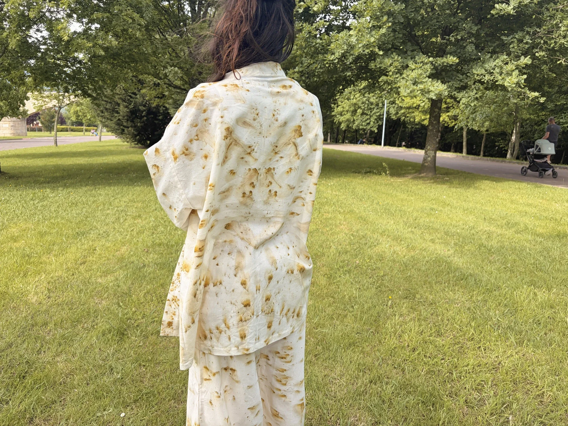 vistiendo un kimono de algodón orgánico claro con estampado botánico de flores doradas de Pericón