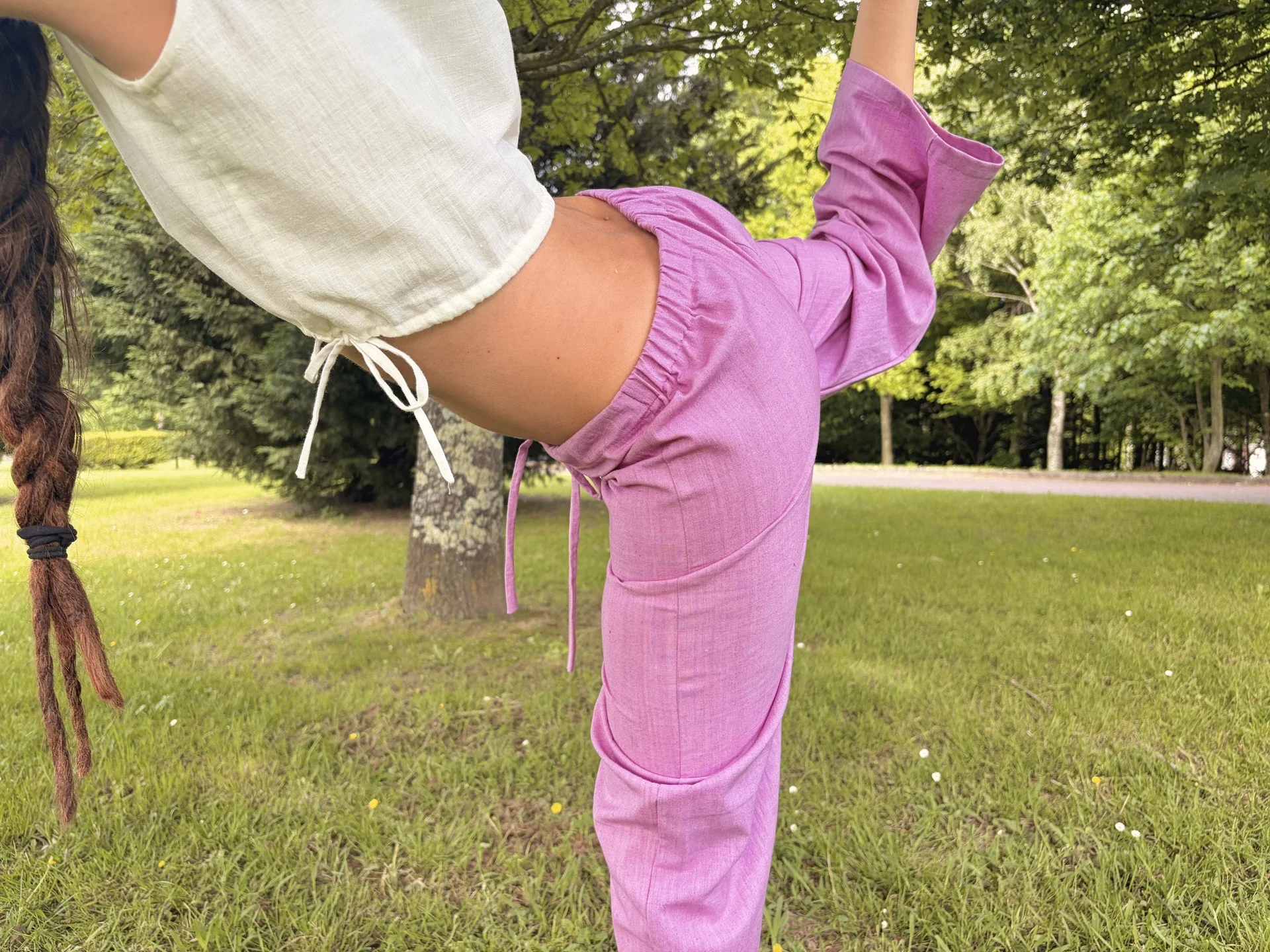 Mujer en postura de yoga vistiendo un pantalón ancho y fluido de algodón orgánico teñido con plantas naturales y hierbas medicinales libre de tóxicos