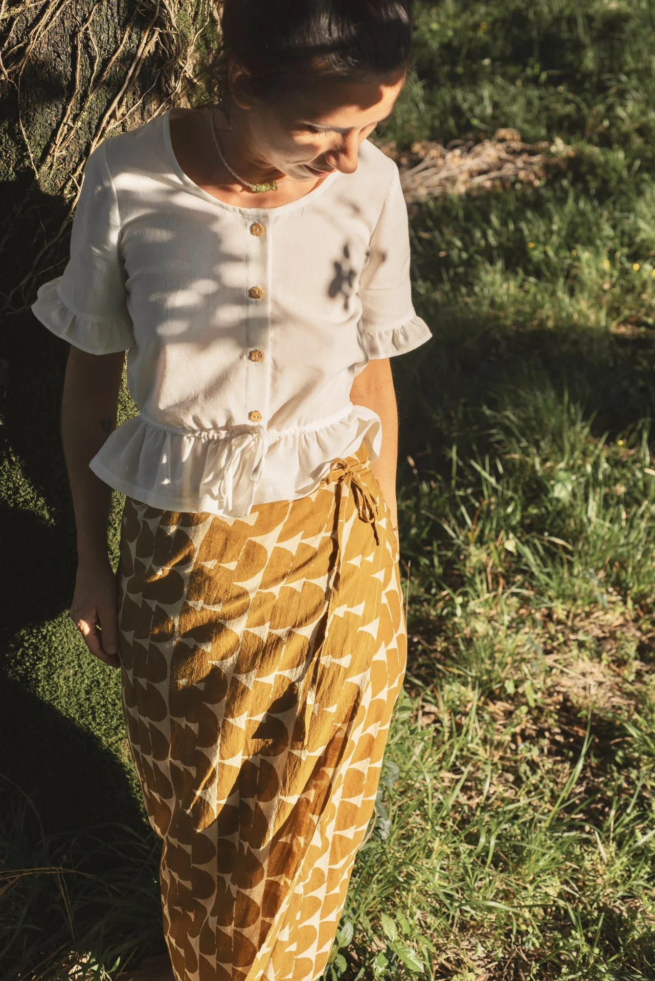 Mujer vistiendo falda envolvente Prema Print estilo pareo en algodón orgánico con tintes naturales
