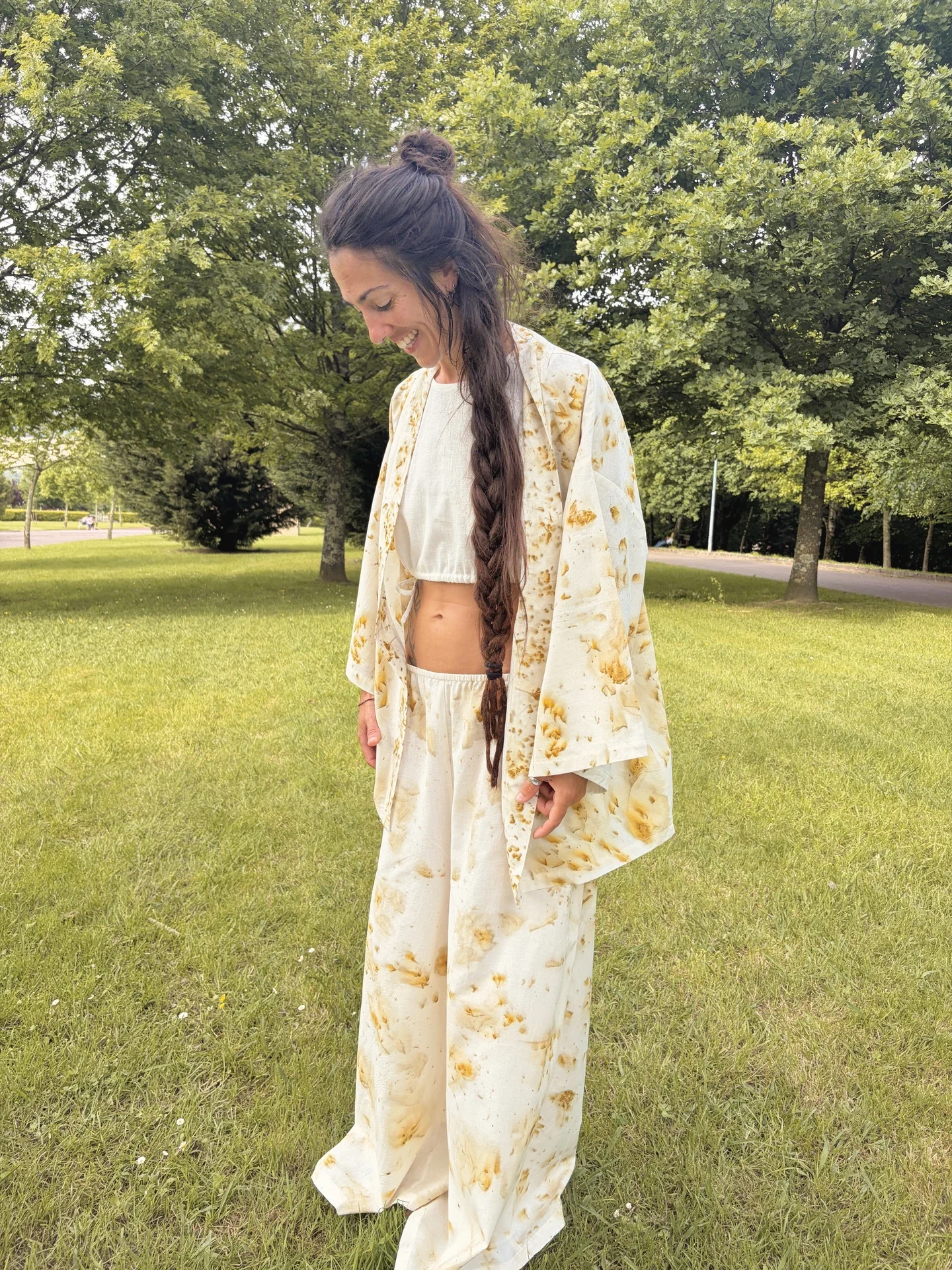 vistiendo un kimono de algodón orgánico claro con estampado botánico de flores doradas de Pericón