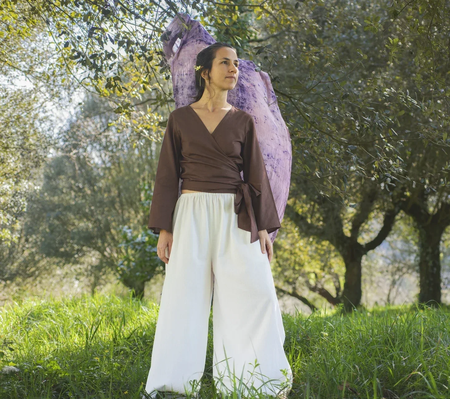 blusa-kali-cruzada-algodon-organico-marro%CC%81n-2.webp