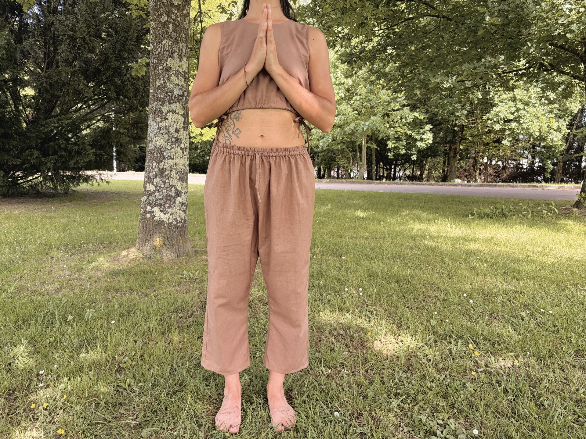 Pantalón cómodo color marrón tierra para yoga y meditación confeccionado en algodón orgánico y teñido con plantas medicinales ayurvastra