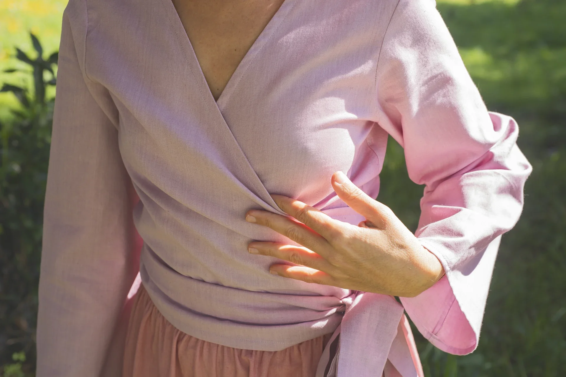 Mujer vistiendo la blusa cruzada Kali en algodón orgánico, teñida con tintes naturales