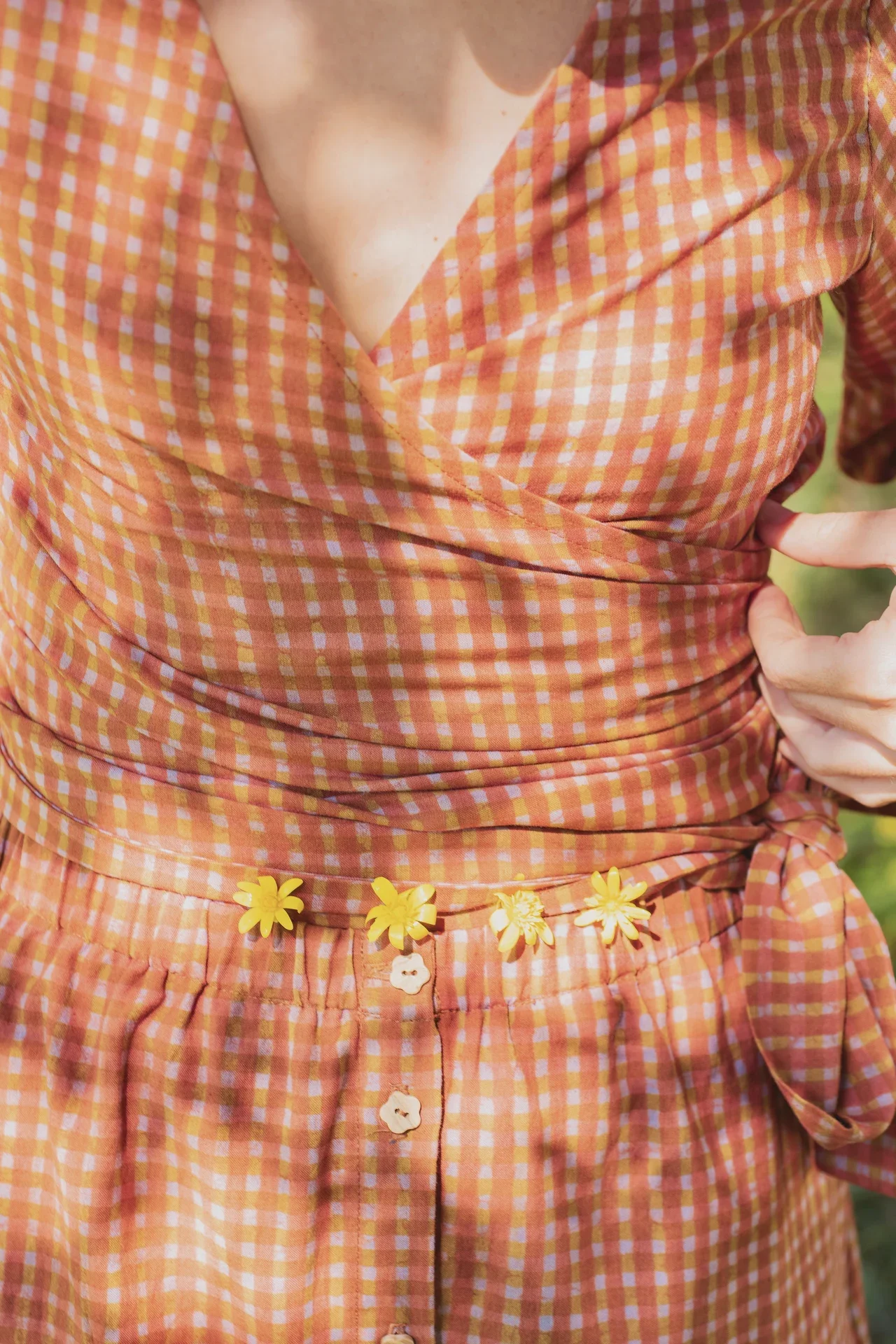 Mujer vistiendo blusa cruzada Kali de manga larga en algodón orgánico con estampado amanecer. Ropa teñida con tintes naturales sin tóxicos.