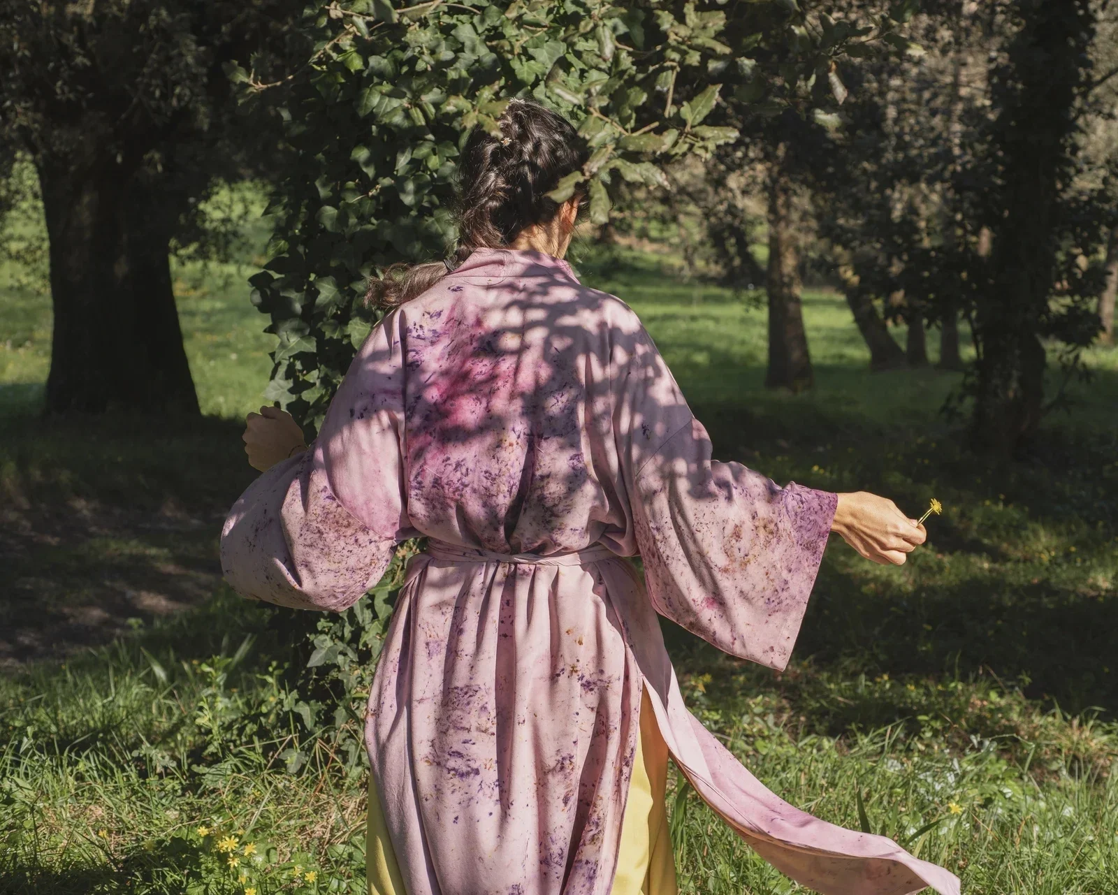 kimono-meditacion-shakti-morado-eco-print-fibra-loto-5.webp
