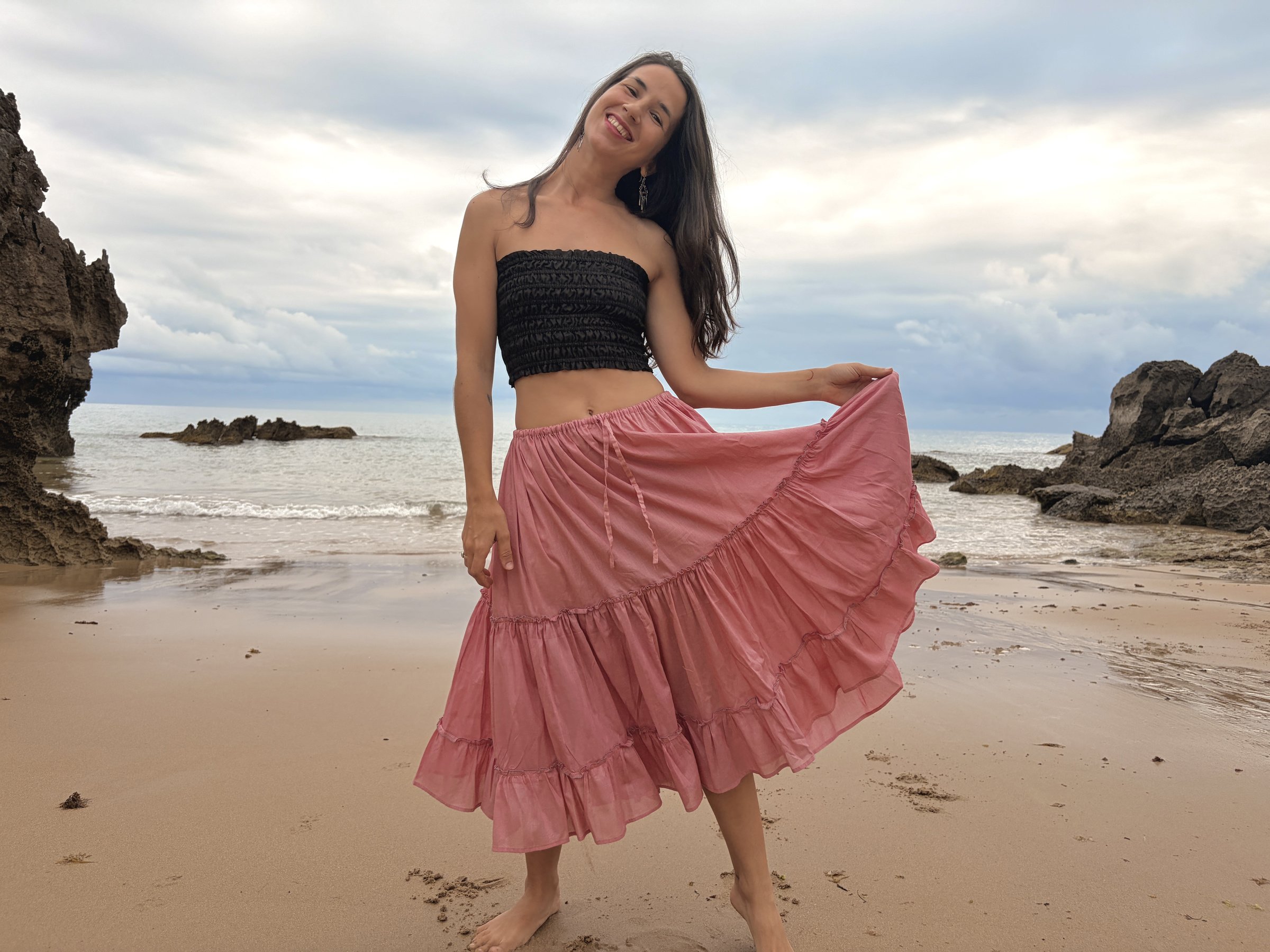Falda larga rosa con vuelo para mujer, modelo Raíces. Confeccionada en algodón orgánico y teñida con tintes naturales botánicos