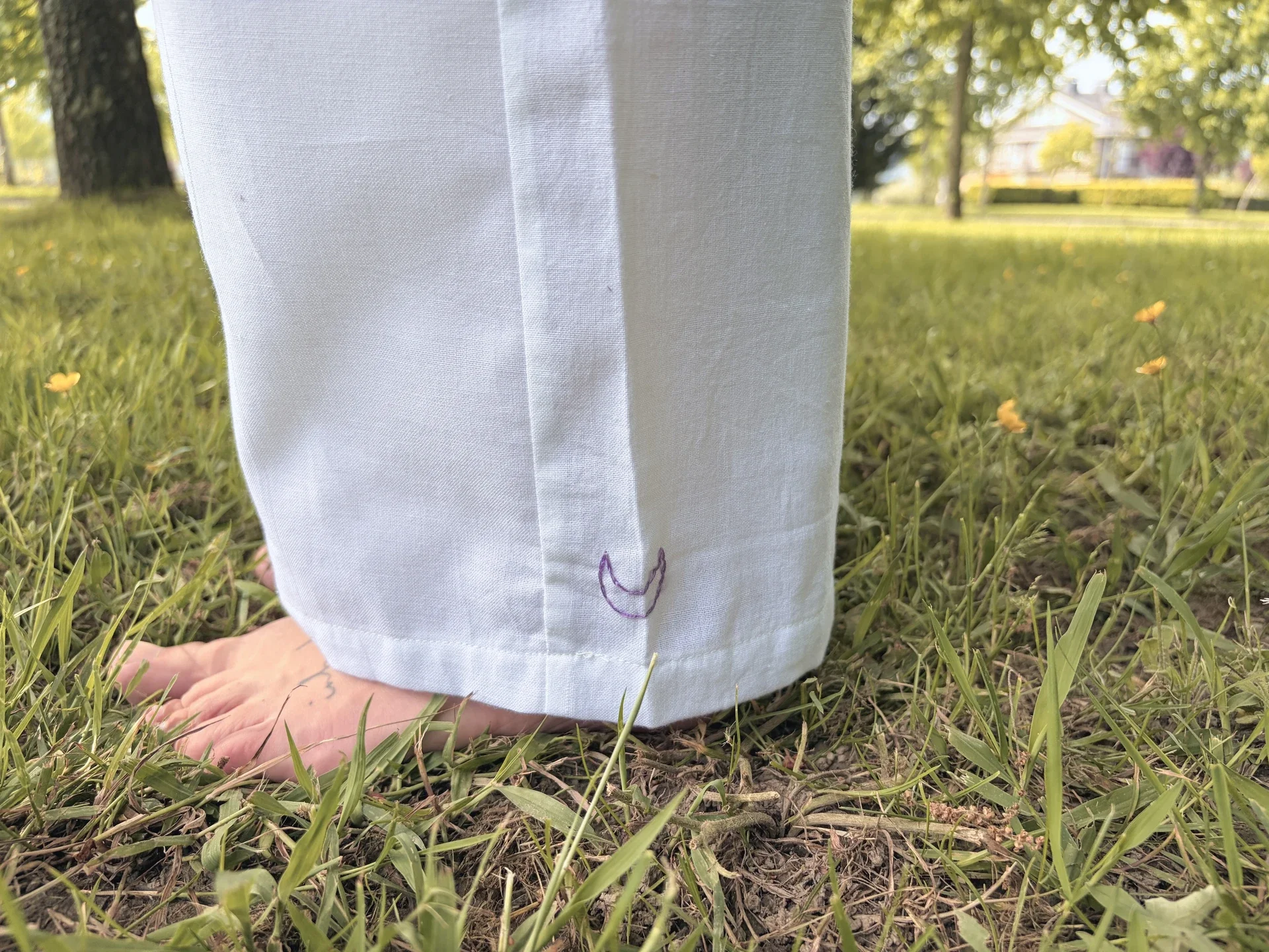 Mujer en postura de yoga vistiendo un pantalón ancho y fluido de algodón orgánico teñido con plantas naturales y hierbas medicinales ayurvastra
