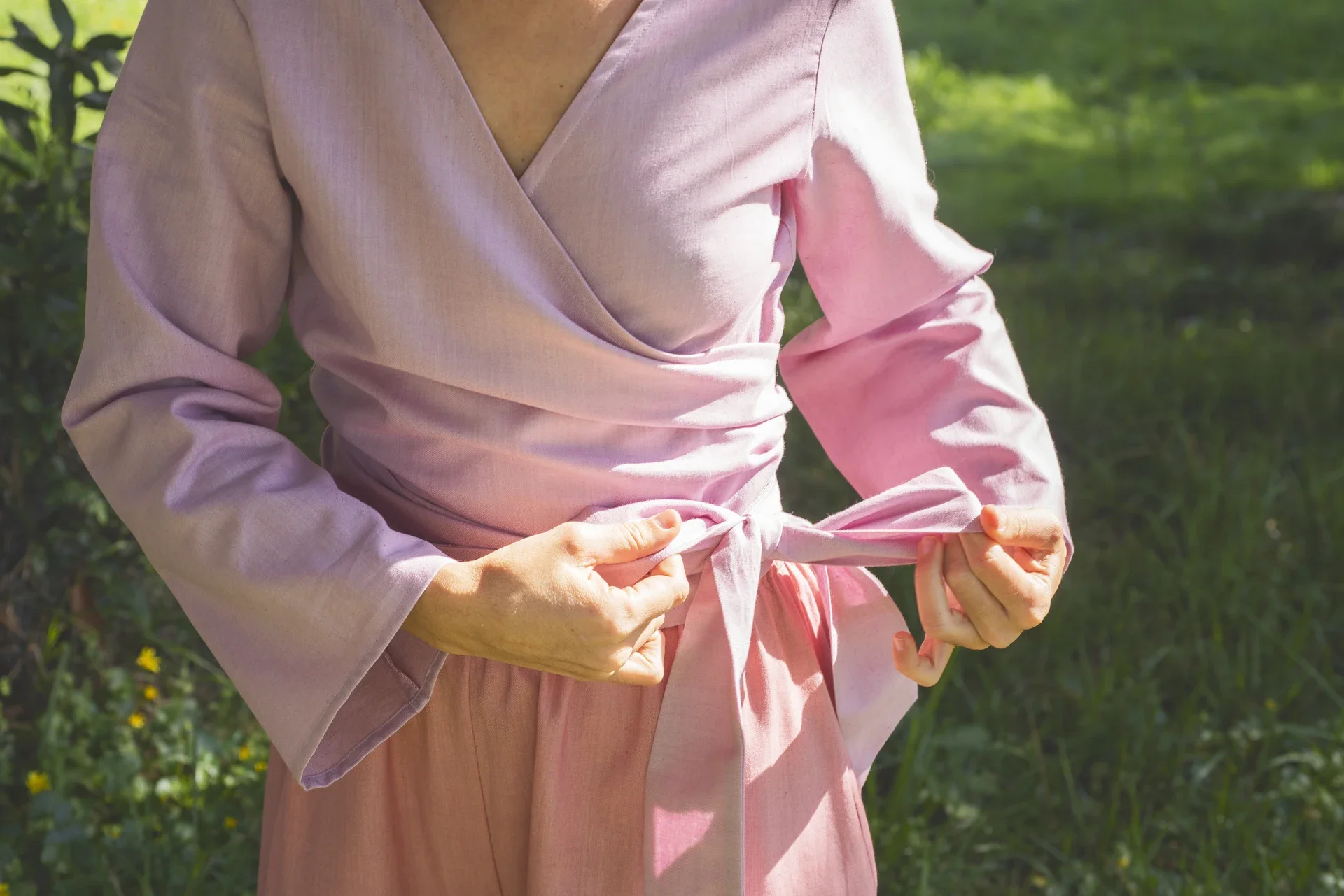 Mujer vistiendo la blusa cruzada Kali en algodón orgánico, teñida con tintes naturales