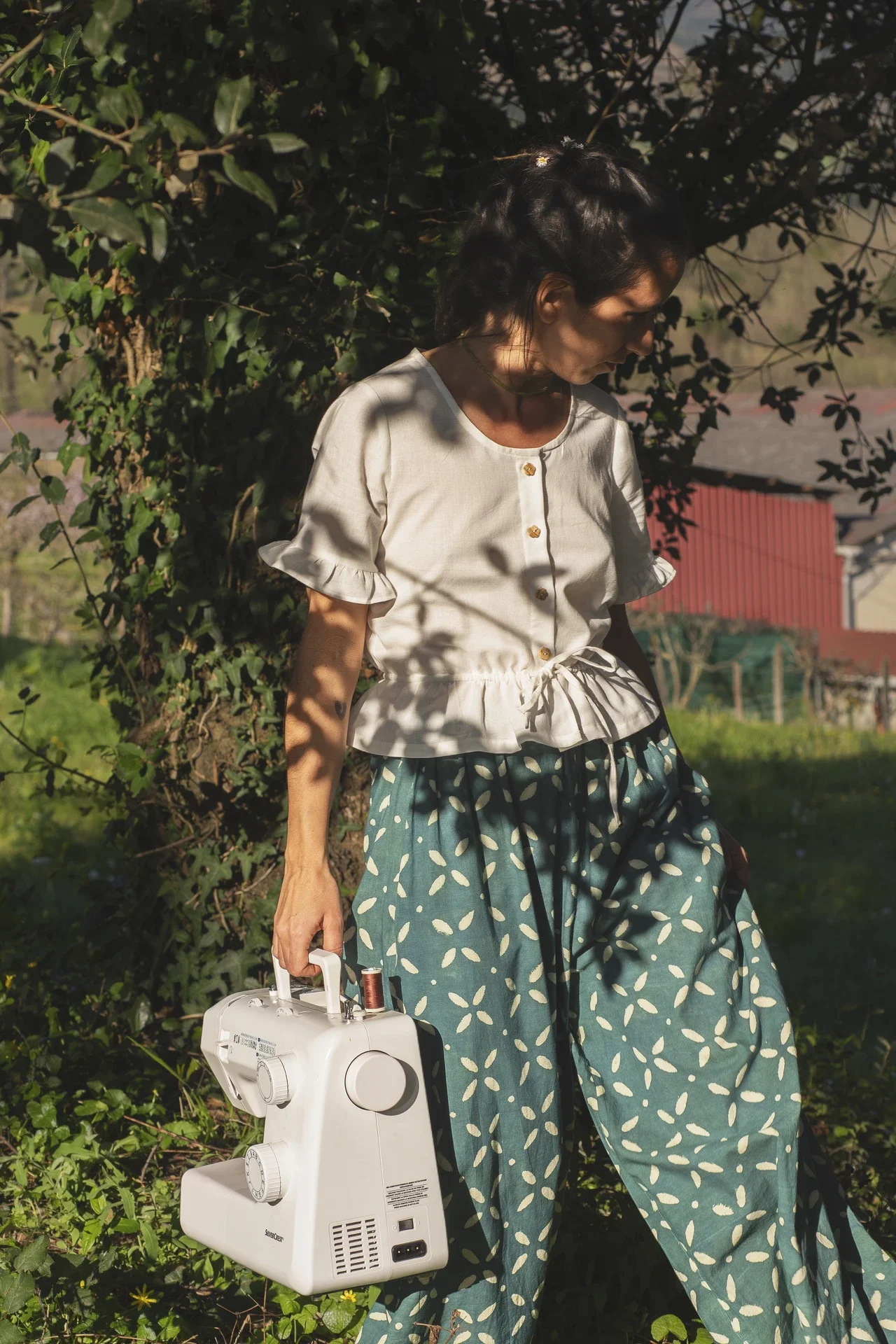 Mujer vistiendo un pantalón ancho de algodón orgánico color azul índigo con estampado a mano en un entorno natural.