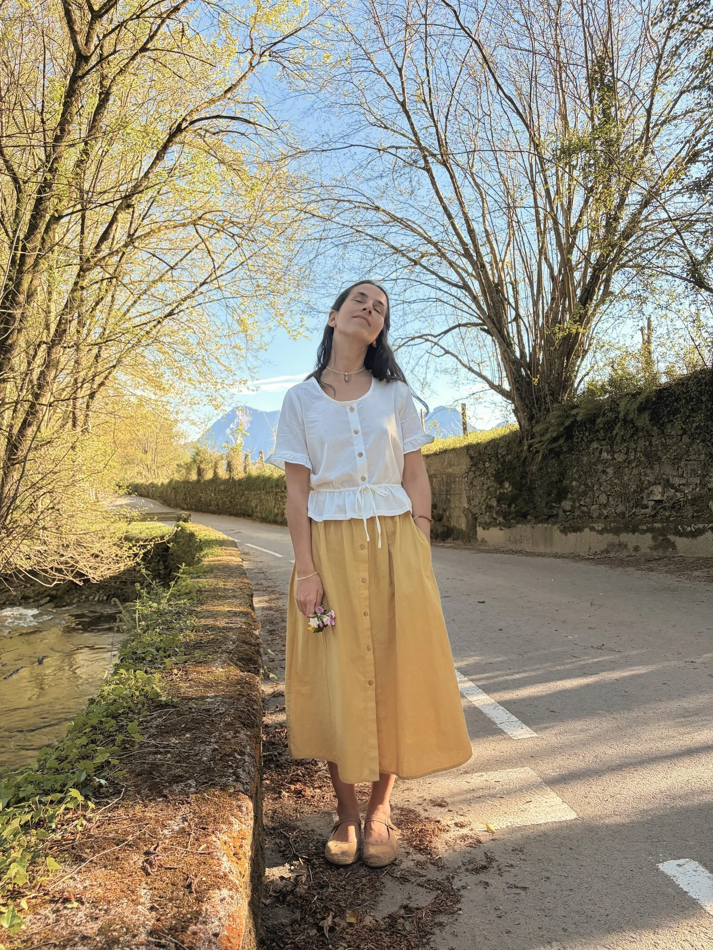 Mujer sonriendo  vistiendo la Falda Vera de algodón orgánico en color amarillo, teñida con tintes naturales