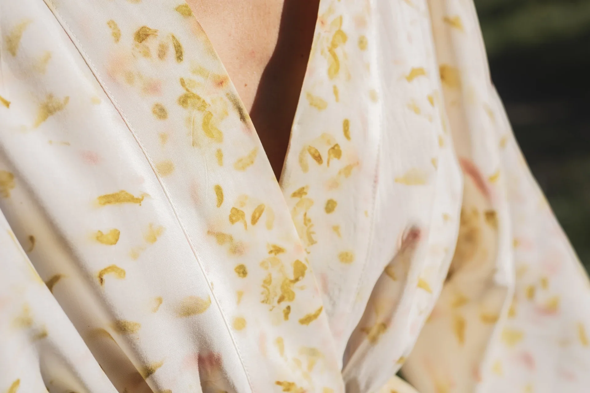Mujer en la naturaleza vistiendo un kimono cruzado de fibra de loto con estampado botánico eco-print, medicina