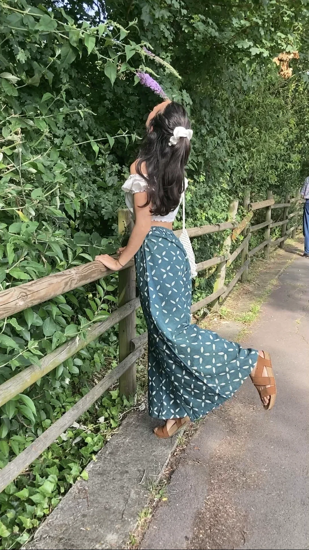 Mujer vistiendo un pantalón ancho de algodón orgánico color azul índigo con estampado a mano en un entorno natural.