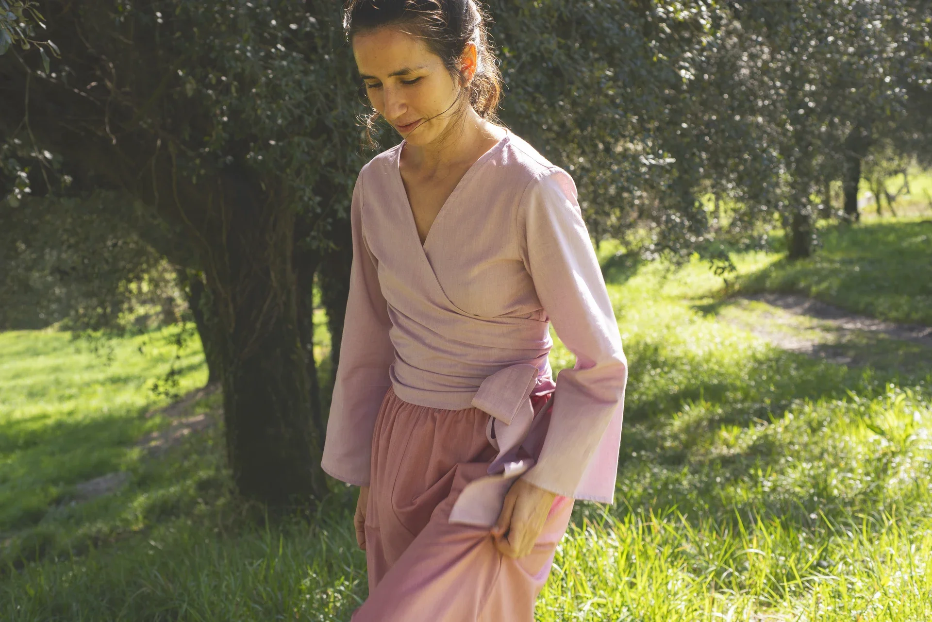 Mujer vistiendo la blusa cruzada Kali en algodón orgánico, teñida con tintes naturales